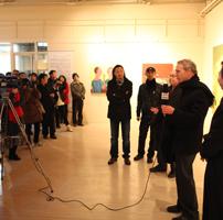 Shusterman speaking at an art gallery